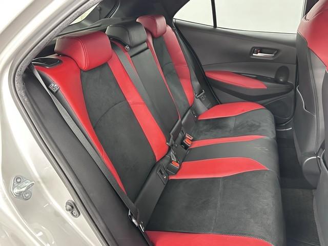 足元広々の座り心地良好、後席ですよ。 ドライビング中、長い間同じ体勢で居るのって大変ですよね。 長く座っているものだから、リラックスできるシートがいいですよね。