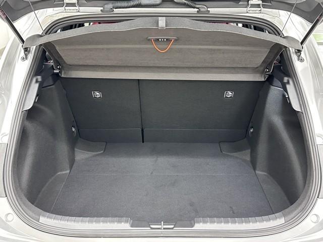 とても広々、大きな開口部の荷室スペースですね。 開口部広々だから、大きな荷物も楽々収納出来ちゃいますね。 荷物スペースは広いほうがいいですよね。