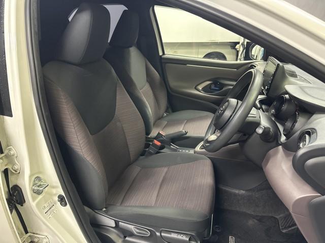 ヤリス ハイブリッドG LEDライト Iストップ サイドエアバッグ スマートキ ナビ Bモニター ドライブレコーダー ETC車載器 横滑り防止装置 クルコン セキュリティアラーム メディアプレイヤー接続 パワステ 点検記録簿(10枚目)