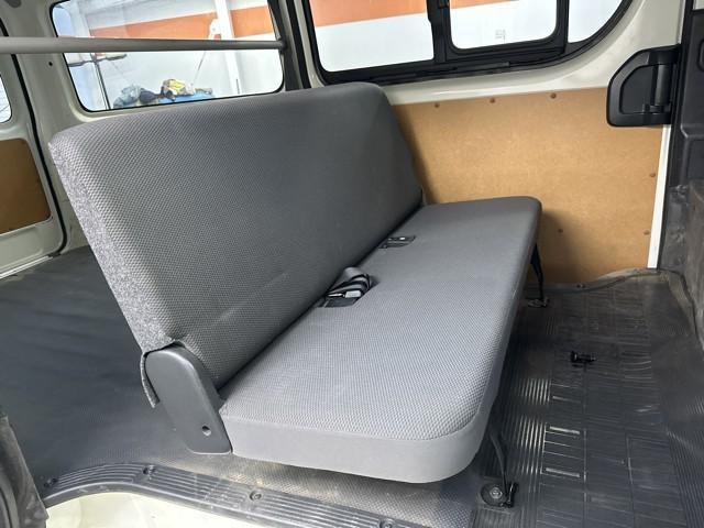 ハイエースバン ロングDX ブレーキサポート リアカメラ PW 運転席エアバッグ ナビテレビ 横滑り防止 整備点検記録簿 イモビ付 パワーステアリング エアコン ミュージックプレイヤー接続可 ABS ワンセグテレビ ETC付(11枚目)