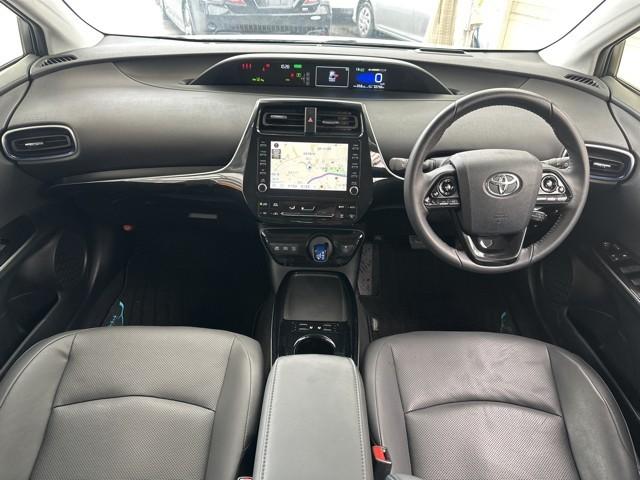プリウス Aプレミアム ツーリングセレクション 横滑り防止機能 皮シート 運転席パワーシート エアコン パワーウィンドウ ナビ&TV アイドリングストップ LEDライト 盗難防止装置 スマートキー&プッシュスタート キーレス ETC アルミホイール(7枚目)