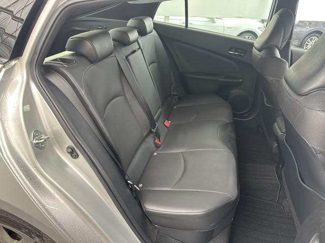 プリウス Aプレミアム ツーリングセレクション 横滑り防止機能 皮シート 運転席パワーシート エアコン パワーウィンドウ ナビ&TV アイドリングストップ LEDライト 盗難防止装置 スマートキー&プッシュスタート キーレス ETC アルミホイール(10枚目)