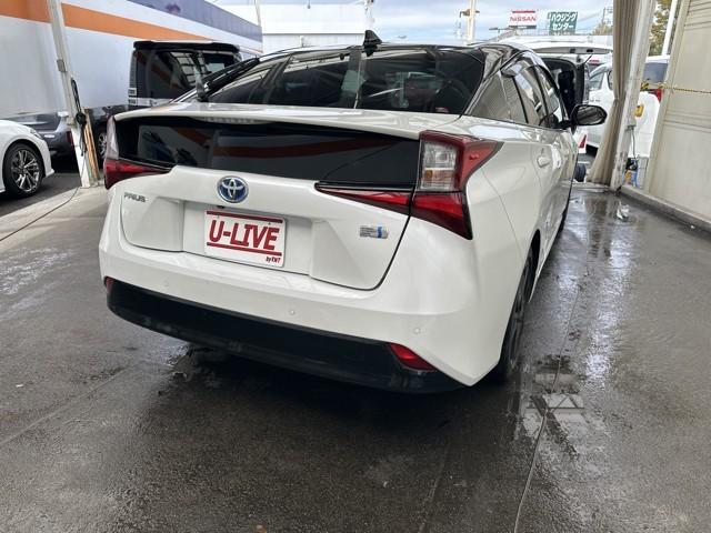 プリウス Sツーリングセレクション・ブラックエディション 衝突軽減システム 100V ドライブレコーダ バックガイドモニター ナビ&TV フルセグテレビ アイドリングストップ 横滑り防止 イモビ クルコン ETC装備 スマ-トキ- アルミホイール キーレス(6枚目)