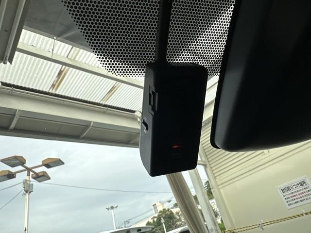 プリウス Sツーリングセレクション・ブラックエディション 衝突軽減システム 100V ドライブレコーダ バックガイドモニター ナビ&TV フルセグテレビ アイドリングストップ 横滑り防止 イモビ クルコン ETC装備 スマ-トキ- アルミホイール キーレス(8枚目)