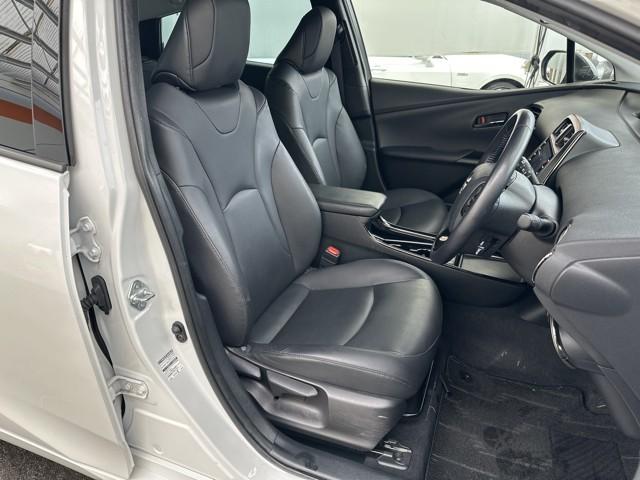 プリウス Sツーリングセレクション・ブラックエディション 衝突軽減システム 100V ドライブレコーダ バックガイドモニター ナビ&TV フルセグテレビ アイドリングストップ 横滑り防止 イモビ クルコン ETC装備 スマ-トキ- アルミホイール キーレス(10枚目)