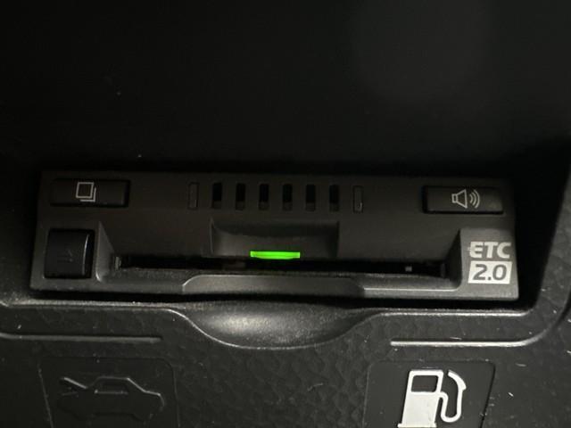 タンク カスタムＧ－Ｔ　スマキ－　アルミホイル　踏み間違い防止装置　両側電動ドア　ＬＥＤヘッドライト　１セグ　クルコン　リアカメラ　横滑り防止装置　ＥＴＣ　キーレス　ドライブレコーダー　ＴＶナビ　オートエアコン　エアバッグ（9枚目）