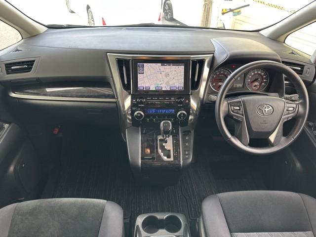 シックな色使いの運転席周りですね。すっきりとしたデザインで上品な色使いです。居心地の良い運転席、長く座ってられるリラックスできるデザインがいいですね。