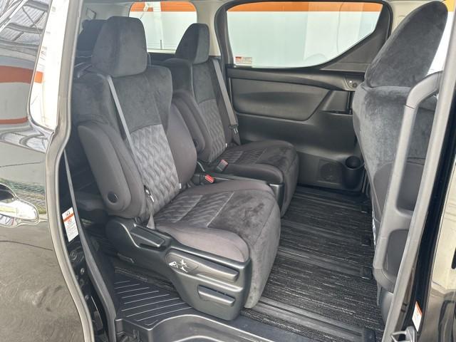 足元広々の座り心地良好、後席ですよ。　ドライビング中、長い間同じ体勢で居るのって大変ですよね。　長く座っているものだから、リラックスできるシートがいいですよね。