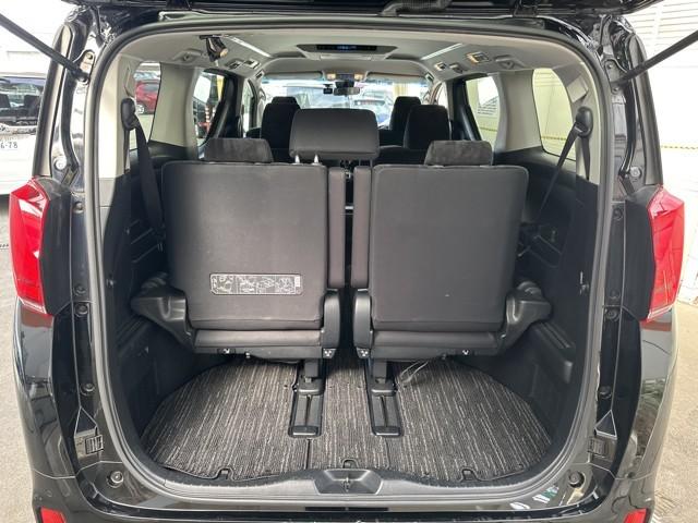 とても広々、大きな開口部の荷室スペースですね。　開口部広々だから、大きな荷物も楽々収納出来ちゃいますね。　荷物スペースは広いほうがいいですよね。