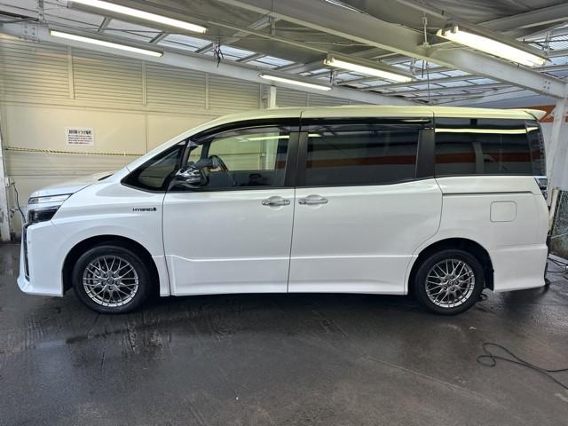 ヴォクシー ハイブリッドZS 煌 Wエアコン AW 衝突被害軽減 バックモニター アイドリングストップ 地デジ オートエアコン ワンオーナー車 ナビTV イモビライザー キーフリー 横滑り防止 3列シート ドライブレコーダー DVD(5枚目)