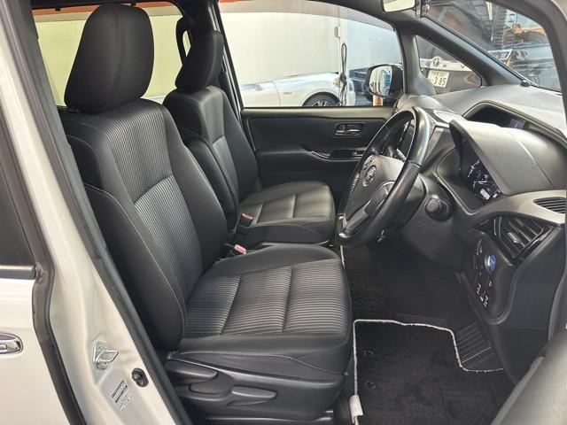 ヴォクシー ハイブリッドZS 煌 Wエアコン AW 衝突被害軽減 バックモニター アイドリングストップ 地デジ オートエアコン ワンオーナー車 ナビTV イモビライザー キーフリー 横滑り防止 3列シート ドライブレコーダー DVD(10枚目)