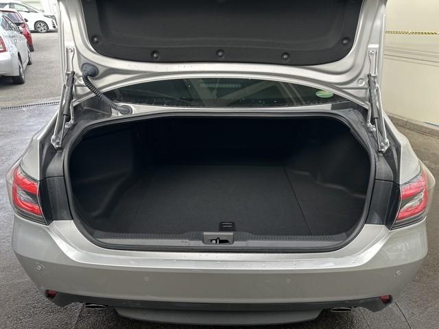 クラウンハイブリッド Ｓ　バックガイドモニター　メモリーナビゲーション　地デジＴＶ　ＥＴＣ車載器　電動シート　ＬＥＤヘッド　記録簿　イモビライザー　ドラレコ　アイドリングストップ　メディアプレイヤー接続　横滑り防止装置（12枚目）