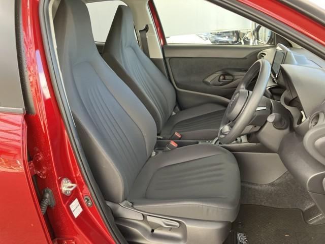 ヤリスクロス Ｘ　プリクラッシュセーフティシステム　横滑防止装置　エアコン　オートクルーズコントロール　盗難防止システム　キーレス　バックガイドモニター　パワーウインドウ　ミュージックプレイヤー接続可　Ｗエアバッグ（10枚目）