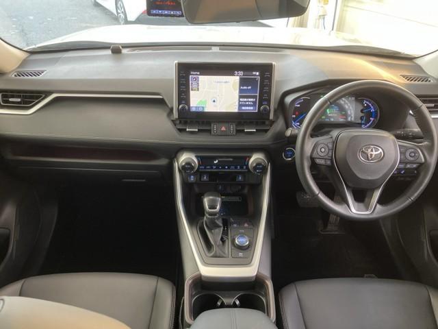 シックな色使いの運転席周りですね。すっきりとしたデザインで上品な色使いです。居心地の良い運転席、長く座ってられるリラックスできるデザインがいいですね。