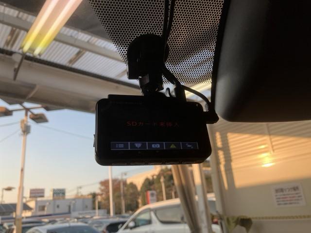 ドライブレコーダー装備してますよ。　思いでの記録や万が一の時の記録にも便利ですね。