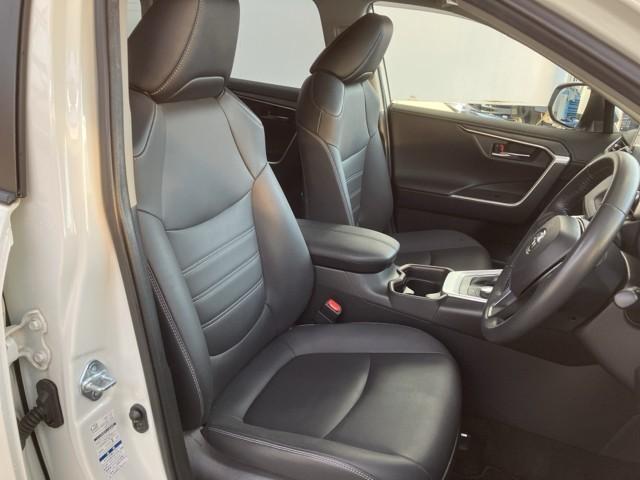 シンプルながら座り心地の良いシートです。　ホールド感も良いので長いドライビングでも疲れにくいんです。