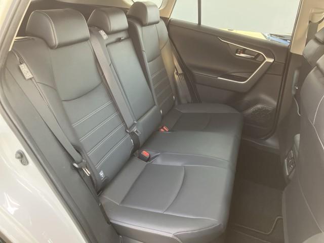 足元広々の座り心地良好、後席ですよ。　ドライビング中、長い間同じ体勢で居るのって大変ですよね。　長く座っているものだから、リラックスできるシートがいいですよね。