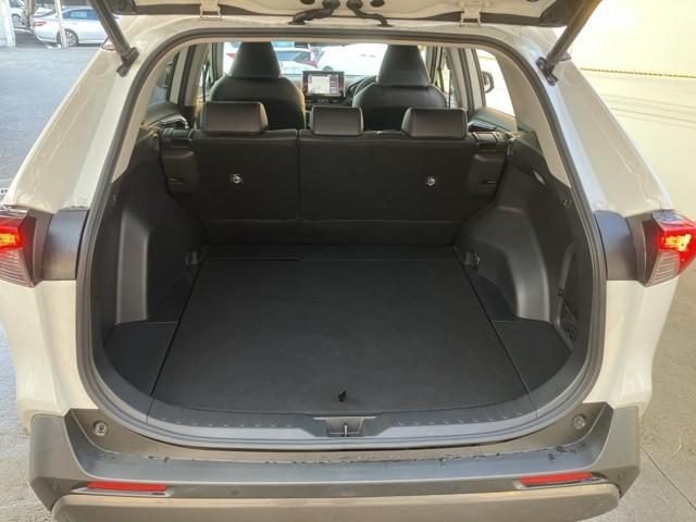 とても広々、大きな開口部の荷室スペースですね。　開口部広々だから、大きな荷物も楽々収納出来ちゃいますね。　荷物スペースは広いほうがいいですよね。