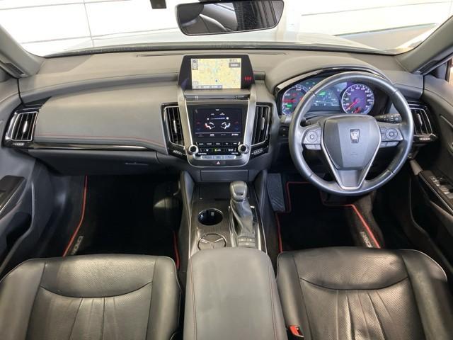 シックな色使いの運転席周りですね。すっきりとしたデザインで上品な色使いです。居心地の良い運転席、長く座ってられるリラックスできるデザインがいいですね。