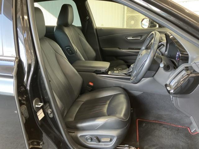 シンプルながら座り心地の良いシートです。　ホールド感も良いので長いドライビングでも疲れにくいんです。