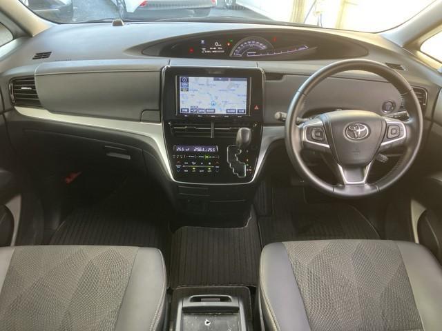 シックな色使いの運転席周りですね。すっきりとしたデザインで上品な色使いです。居心地の良い運転席、長く座ってられるリラックスできるデザインがいいですね。