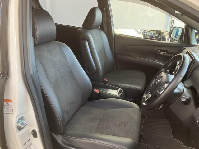 シンプルながら座り心地の良いシートです。　ホールド感も良いので長いドライビングでも疲れにくいんです。