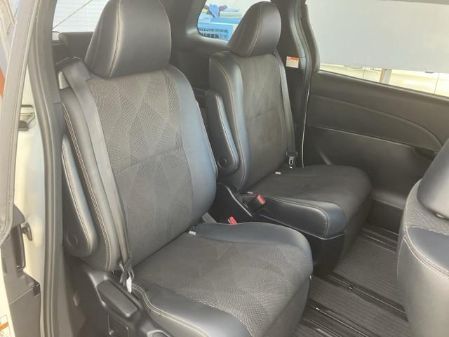 足元広々の座り心地良好、後席ですよ。　ドライビング中、長い間同じ体勢で居るのって大変ですよね。　長く座っているものだから、リラックスできるシートがいいですよね。