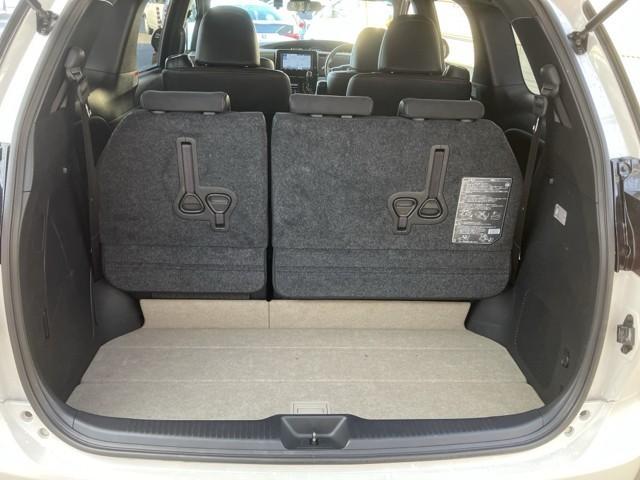 とても広々、大きな開口部の荷室スペースですね。　開口部広々だから、大きな荷物も楽々収納出来ちゃいますね。　荷物スペースは広いほうがいいですよね。