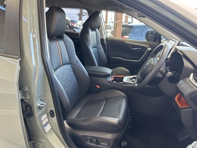 ＲＡＶ４ アドベンチャー　リヤカメラ　記録簿付　アルミ　クルーズＣ　ナビテレビ　ＬＥＤライト　１オーナー　イモビ　地デジ　ＥＳＣ　スマキー　ＰＳ　ＥＴＣ付き　ドラレコ付き　エアコン　４ＷＤ車　電動パワーシート　パワーウインドウ（10枚目）