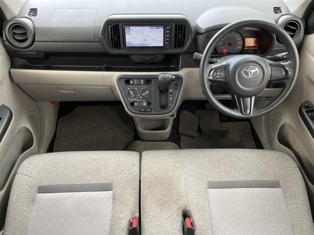 シンプルながら機能性あふれる運転席周りです。　使いやすいスイッチ類の配置によりとても運転しやすいですよ。