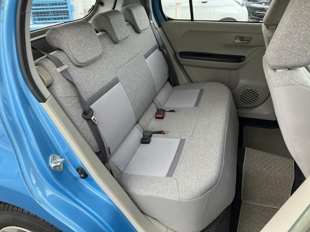 足元広々で、ゆったりとした後席ですね。　後席でノビノビ、リラックス快適な空間でドライブはいかがですか。
