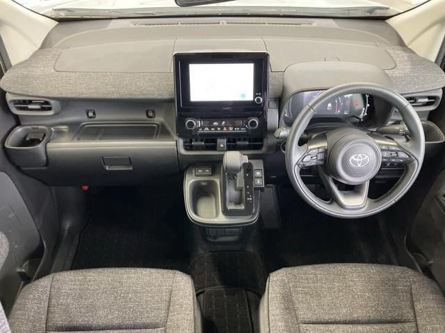 シンプルながら機能性あふれる運転席周りです。　使いやすいスイッチ類の配置によりとても運転しやすいですよ。