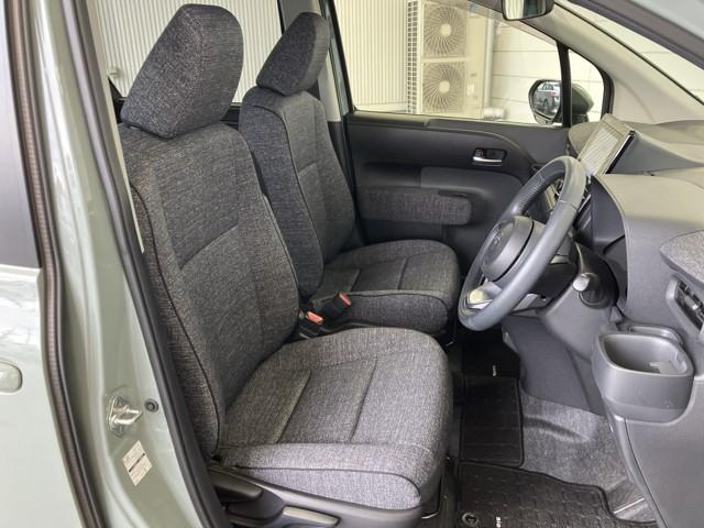 シンプルながらホールドの良いシートです。　しっかり、ホールドしてくれるシートの方が長く座っていても疲れにくいんですよ。