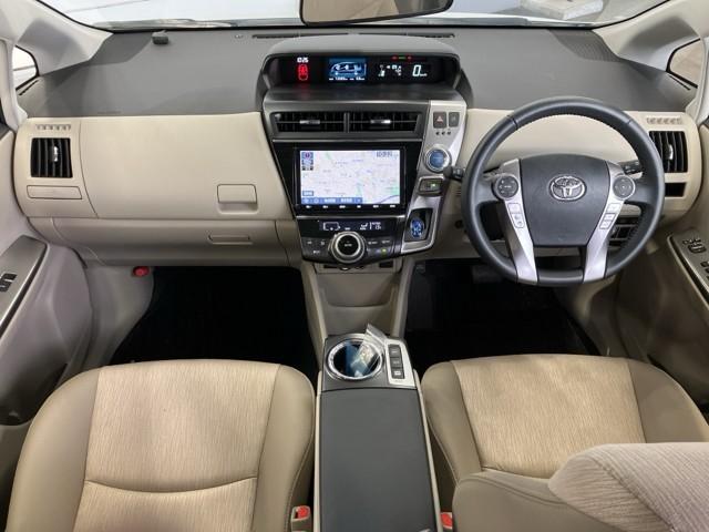 シンプルながら機能性あふれる運転席周りです。　使いやすいスイッチ類の配置によりとても運転しやすいですよ。