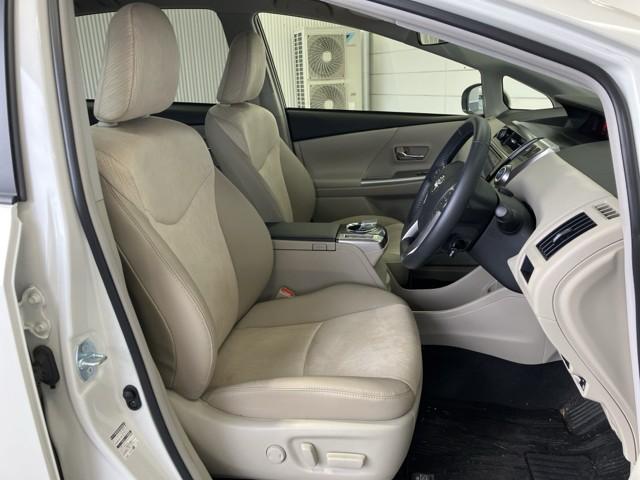 シンプルながらホールドの良いシートです。　しっかり、ホールドしてくれるシートの方が長く座っていても疲れにくいんですよ。