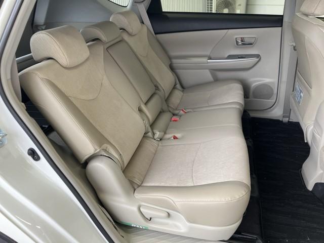 足元広々の座り心地良好、後席ですよ。　ドライビング中、長い間同じ体勢で居るのって大変ですよね。　長く座っているものだから、リラックスできるシートがいいですよね。