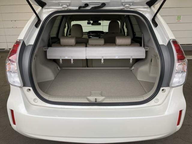 とても広々、大きな開口部の荷室スペースですね。　開口部広々だから、大きな荷物も楽々収納出来ちゃいますね。　荷物スペースは広いほうがいいですよね。