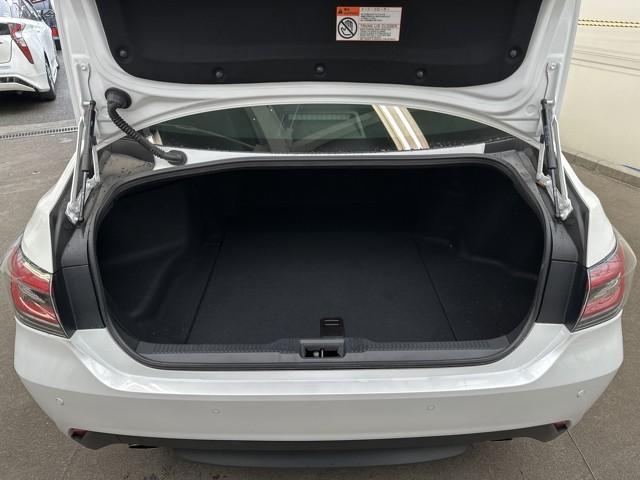 クラウンハイブリッド Ｓ　バックガイドモニター　メモリーナビゲーション　地デジＴＶ　ＥＴＣ車載器　電動シート　ＬＥＤヘッド　記録簿　イモビライザー　ドラレコ　アイドリングストップ　メディアプレイヤー接続　横滑り防止装置（11枚目）