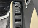 パワーウィンドウのスイッチですよ。 運転席に居ながら窓を開け閉めのコントロールできますよ。 ロック機能で、子供がイタズラして窓を開けるという事も無くなりますよ。