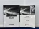 メンテナンスノート、取扱説明書ですね。 車の情報が凝縮されています。 車の整備記録が記載されている大事な物ですよ。