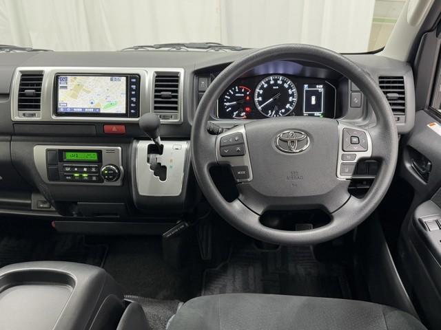 ハイエースバン ロングスーパーGL Wエアコン Bカメラ LEDライト パワーウインドウ 横滑防止 ドライブレコーダー フルセグテレビ DVD視聴可 キーレスエントリー メモリーナビ オートエアコン ETC パワーステ 記録簿有 ABS(4枚目)