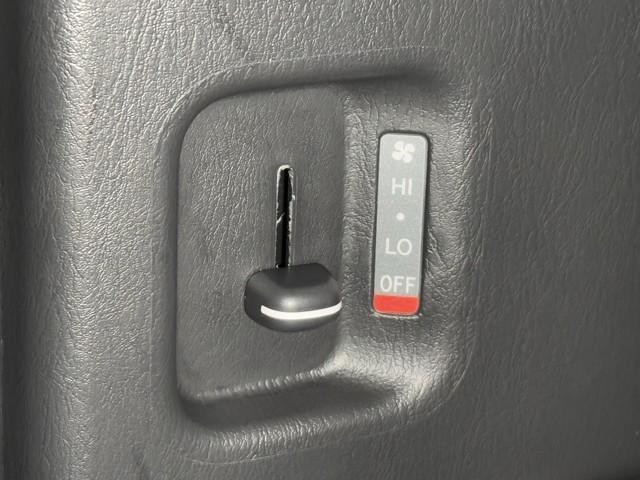 ハイエースバン ロングスーパーGL Wエアコン Bカメラ LEDライト パワーウインドウ 横滑防止 ドライブレコーダー フルセグテレビ DVD視聴可 キーレスエントリー メモリーナビ オートエアコン ETC パワーステ 記録簿有 ABS(12枚目)