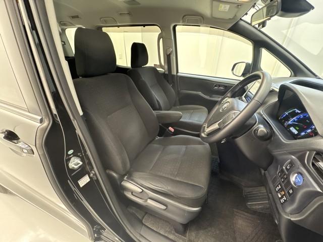 ノア ハイブリッドＧ　Ｒカメラ　スマートキー＆プッシュスタート　ＬＥＤへッドライト　地デジ　イモビライザー　Ｗエアコン　パワーウインドウ　アルミ　クルコン　エアバッグ　横滑り防止　ＤＶＤ再生機能　フルフラット　パワステ（10枚目）