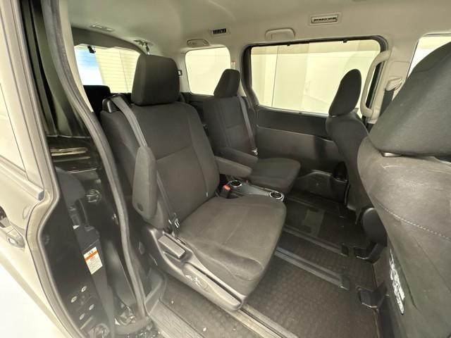 ノア ハイブリッドＧ　Ｒカメラ　スマートキー＆プッシュスタート　ＬＥＤへッドライト　地デジ　イモビライザー　Ｗエアコン　パワーウインドウ　アルミ　クルコン　エアバッグ　横滑り防止　ＤＶＤ再生機能　フルフラット　パワステ（11枚目）