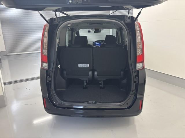 ノア ハイブリッドＧ　Ｒカメラ　スマートキー＆プッシュスタート　ＬＥＤへッドライト　地デジ　イモビライザー　Ｗエアコン　パワーウインドウ　アルミ　クルコン　エアバッグ　横滑り防止　ＤＶＤ再生機能　フルフラット　パワステ（12枚目）