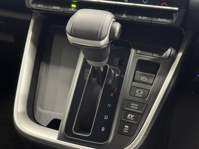 ヴォクシー ハイブリッドS-Z パワーウィンドウ DVD再生機能 インテリキー 横滑防止装置 地デジTV アクティブクルーズコントロール 1オナ フルオートエアコン リアカメラ エアバッグ ABS 100V充電 ナビTV WAC(10枚目)