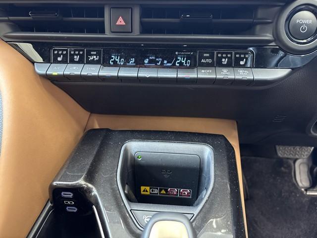 クラウンスポーツ Z ムーンルーフ AWD フルセグテレビ 1オーナー ETC車載器 TVナビ クルコン 横滑り防止装置 エアバッグ 本革 AC100V ミュージックプレイヤー接続可 メモリナビ ドラレコ 寒冷地仕様(9枚目)