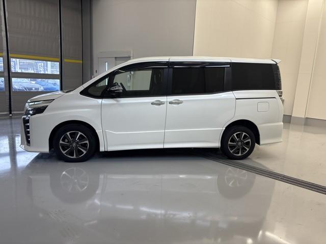 ヴォクシー ZS 煌III 盗難防止装置 1オナ アイドリングSTOP 記録簿 キーレス Wエアコン オートクルーズコントロール ドライブレコーダー 助手席エアバッグ バックモニター LEDライト エアバッグ 地デジTV ETC(5枚目)