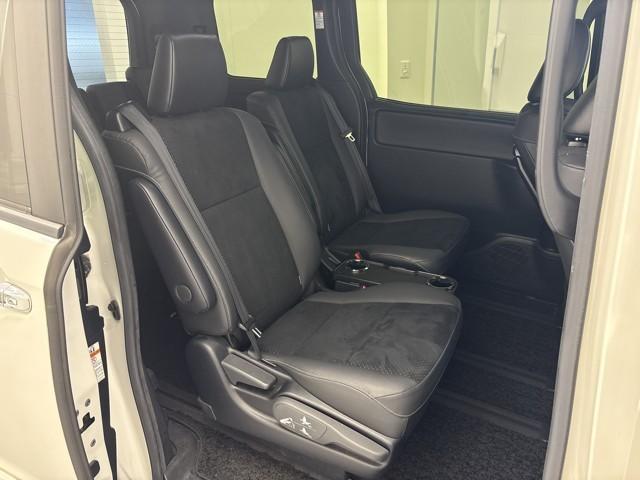 ヴォクシー ZS 煌III 盗難防止装置 1オナ アイドリングSTOP 記録簿 キーレス Wエアコン オートクルーズコントロール ドライブレコーダー 助手席エアバッグ バックモニター LEDライト エアバッグ 地デジTV ETC(11枚目)