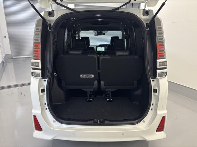 ヴォクシー ZS 煌III 盗難防止装置 1オナ アイドリングSTOP 記録簿 キーレス Wエアコン オートクルーズコントロール ドライブレコーダー 助手席エアバッグ バックモニター LEDライト エアバッグ 地デジTV ETC(12枚目)